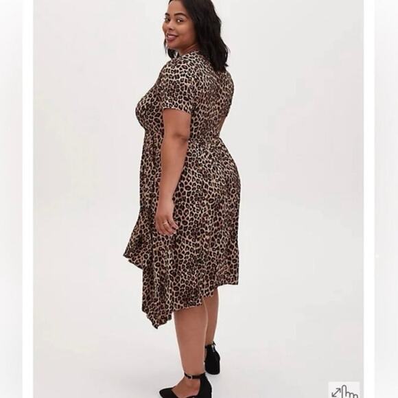 TORRID Challis Leopard Print V Neck Button Front Shark Bite Hem Dress Size 2/2X - Picture 2 of 13